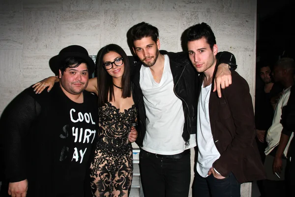 Harvey Guillen, Victoria Justice, Casey Jon Deidrick, John Garet Stoker — Foto de Stock