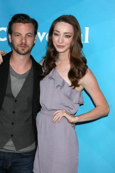 Gethin Anthony, Emma Dumont — Zdjęcie stockowe