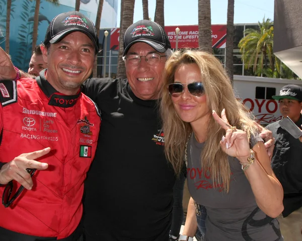 Raul mendez und vater, kate del castillo — Stockfoto