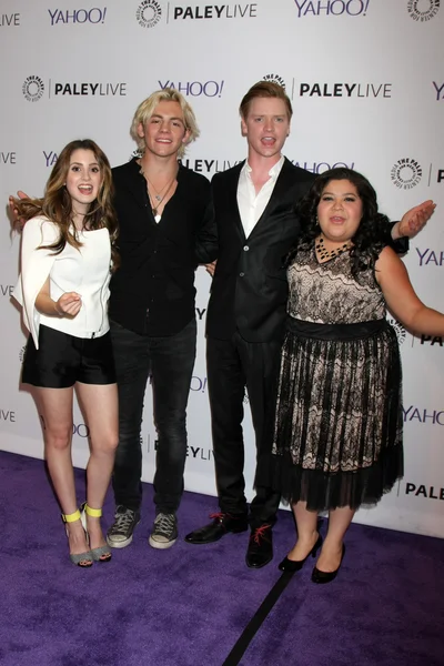 Laura Marano Ross Lynch, Calum waardig, Raini Rodriguez — Stockfoto