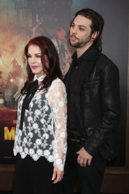 Priscilla Presley, Navarone Garibaldi