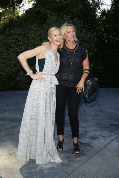 Kelly Rutherford, Natasha Henstridge — Foto de Stock