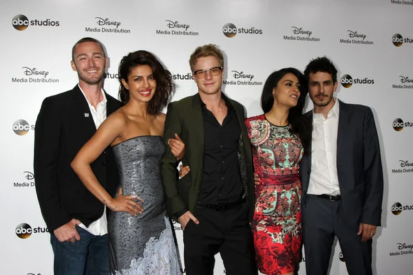 Priyanka Chopra, Graham Rogers, Yasmine Al Massri, Jake Mclaughlin, Tate Ellington — Foto Stock