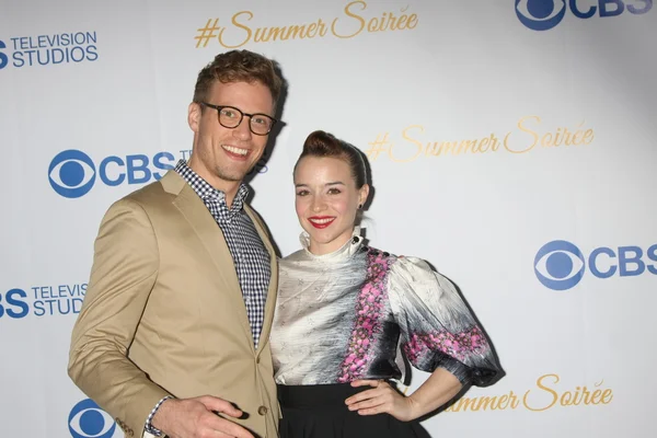 Barrett Foa, Renee Felice Smith — ストック写真