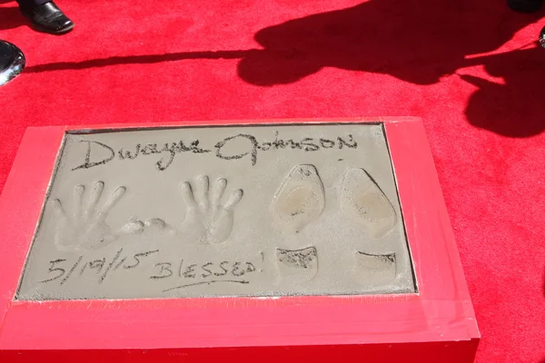 Dwayne johnson hand und footprints — Stockfoto