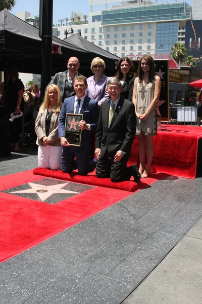 Chamber Officials, Michael Symon, Brooke Johnson, Bobby Flay, Sophie Flay — Stock Photo, Image