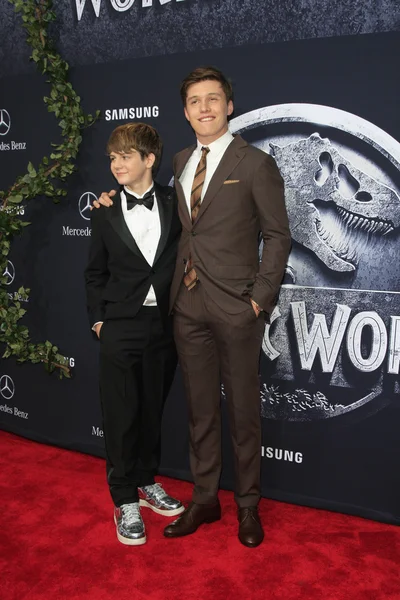 Ty Simpkins, Nick Robinson — Foto de Stock