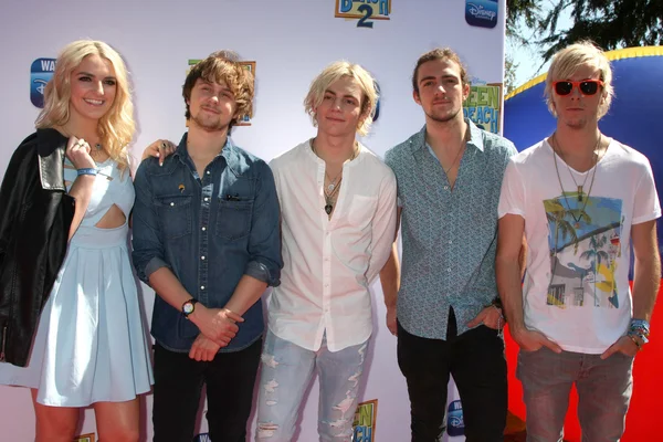 R5, Rydel Lynch, Ellington Ratliff, Ross Lynch, Rocky Lynch, Riker Lynch — Stock Photo, Image