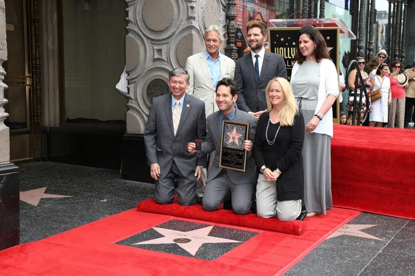 Michael Douglas, Adam Scott, Paul Rudd, Chamber Officials — Stock Photo, Image