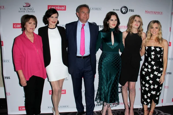 Penelope Wilton, Hugh Bonneville, Elizabeth Mcgovern, Michelle Dockery, Laura Carmichael, Joanne Froggatt — Foto de Stock