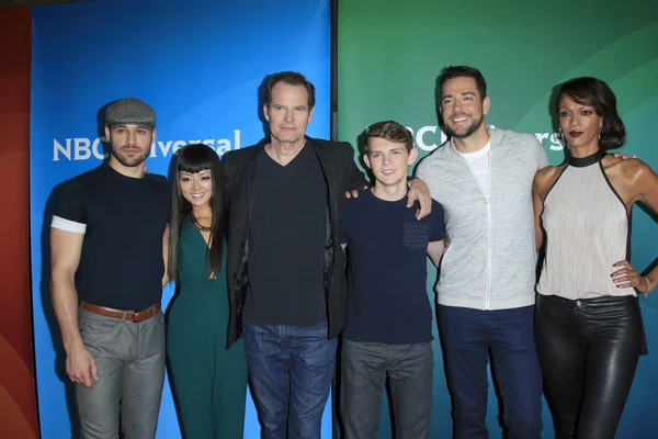 Ryan Guzman, Kiki Sukezane, Jack Coleman, Robbie Kay, Zachary Levi, Judi Shekoni — Foto de Stock