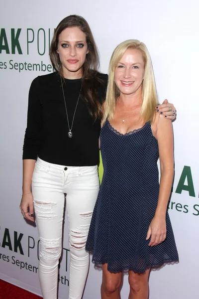 Carly Chaikin, Angela Kinsey — Stockfoto