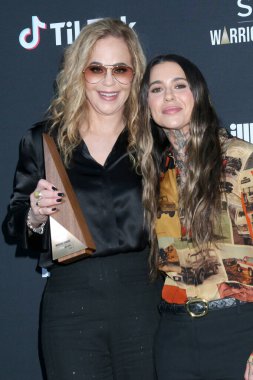 SONA 'dan Dina LaPolt, Morgan Wade Kuzey Amerika Savaşçı Ödülleri' nin yazarı 12 Ekim 2025 'te Los Angeles, CA