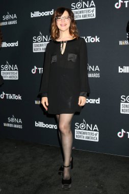 Lisa Loeb, 12 Ekim 2025 'te Los Angeles' ta Skirball Center 'da Kuzey Amerika Savaşçı Ödülleri' nin Şarkı Yazarları Ödülü 'nü kazandı.