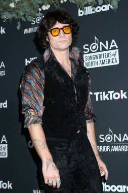 Spencer Sutherland, 12 Ekim 2025 'te Los Angeles' ta Skirball Center 'da Kuzey Amerika Savaşçıları Ödülleri' nin şarkı yazarları.