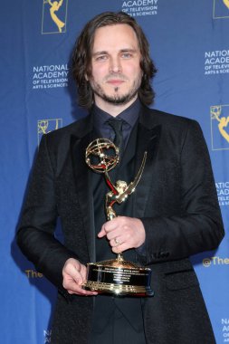 Jonathan Jackson 52. Gündüz Emmy Ödülleri 'nde - Kazananlar 17 Ekim 2025' te Dena Oteli 'nde yürür.