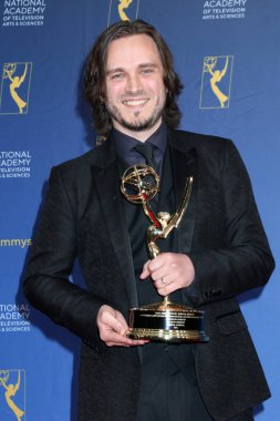 Jonathan Jackson 52. Gündüz Emmy Ödülleri 'nde - Kazananlar 17 Ekim 2025' te Dena Oteli 'nde yürür.