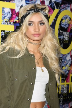 şarkıcı Pia Mia