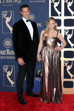 Justin Bruening, Alexa Havins 17 Ekim 2025 'te Pasadena' daki 52. Gündüz Emmy Ödülleri Kongresi 'ne geldi.