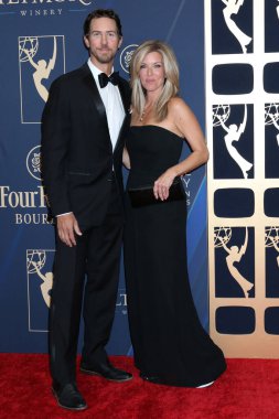 Wes Ramsey, Laura Wright 17 Ekim 2025 'te Pasadena Kongre Merkezi' nde 52. Gündüz Emmy Ödülleri 'nde.