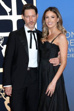 Michael Graziadei, Lauren Carey 17 Ekim 2025 'te Pasadena, CA' da düzenlenen 52.