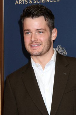 Michael Mealor, 17 Ekim 2025 'te Pasadena Kongre Merkezi' nde 52. Gündüz Emmy Ödülleri 'nde.