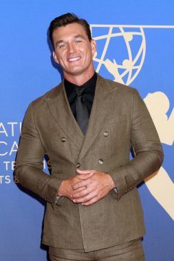 Tyler Cameron, 17 Ekim 2025 'te Pasadena' daki 52. Gündüz Emmy Ödülleri 'nde Pasadena Kongre Merkezi' ne geldi.