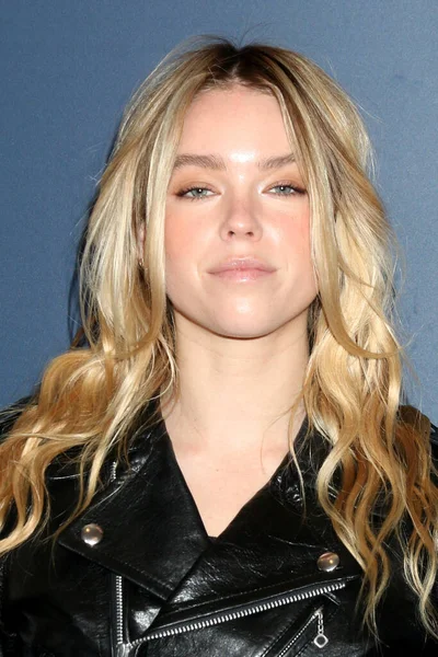 Milly Alcock, 2025 Newport Plaj Film Festivali 'nde 19 Ekim 2025' te Balboa Bay Club 'da, CA