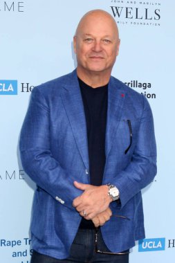 Michael Chiklis, Skirball Center 'daki 2025 Tecavüz Tedavi Merkezi Brunch' ında, 26 Ekim 2025, Los Angeles, CA