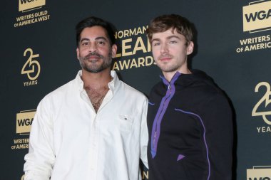 Sachin Bhatt, Miles Heizer, 27 Ekim 2025 'te Amerika Yazarlar Derneği' nde Norman Lear Ödülleri 'nde Beverly Hills, CA