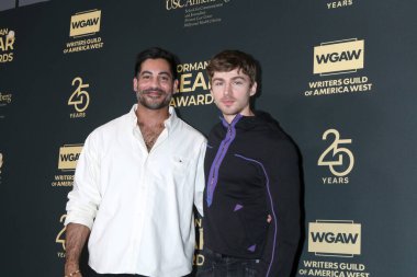 Sachin Bhatt, Miles Heizer, 27 Ekim 2025 'te Amerika Yazarlar Derneği' nde Norman Lear Ödülleri 'nde Beverly Hills, CA