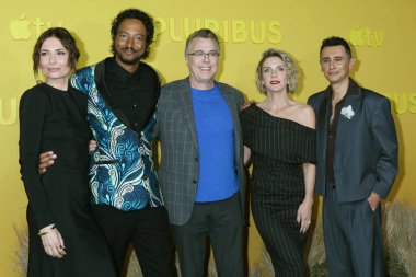 Karolina Wydra, Samba Schutte, Vince Gilligan, Rhea Seehorn, Carlos Manuel Vesga Pluribus Sezon Prömiyeri 'nde 4 Kasım 2025' te Los Angeles, CA 'da