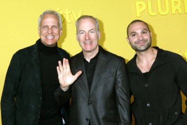 Patrick Fabian, Bob Odenkirk, Michael Mando Pluribus Sezon Prömiyeri 'nde 4 Kasım 2025' te Los Angeles, CA