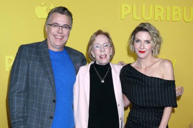Vince Gilligan, Carol Burnett, Rhea Seehorn Pluribus Sezon Prömiyeri 'nde 4 Kasım 2025' te Los Angeles, CA