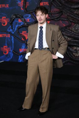 Charlie Heaton, Stranger Things Sezon 5 Bölüm 5 TCL Çin Tiyatrosu IMAX 'ta 6 Kasım 2025, Los Angeles, CA