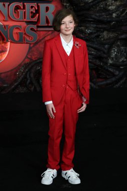 Luke Kokotek, Stranger Things Sezon 5 Bölüm 5 TCL Çin Tiyatrosu 'nun IMAX' te prömiyeri 6 Kasım 2025, Los Angeles, CA