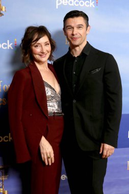 Carmen Cusack, Paul Telfer Hayatımızın Günleri 'nde Garland Otel' de 60. yıldönümü kutlamasında 8 Kasım 2025 'te Studio City, CA