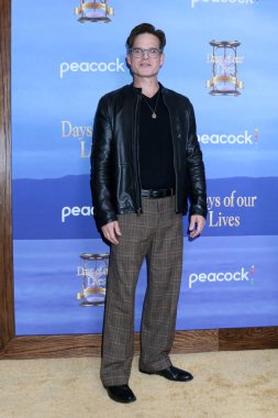 Greg Rikaart, Hayatımızın Günleri 'nde Garland Otel' de 60. yıldönümünü kutluyor. 8 Kasım 2025, Studio City, CA