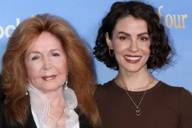 Suzanne Rogers, Linsey Godfrey, 8 Kasım 2025 'te Garland Otel' de düzenlenen 60. yıldönümü kutlamasında, Studio City, CA