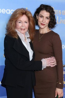 Suzanne Rogers, Linsey Godfrey, 8 Kasım 2025 'te Garland Otel' de düzenlenen 60. yıldönümü kutlamasında, Studio City, CA