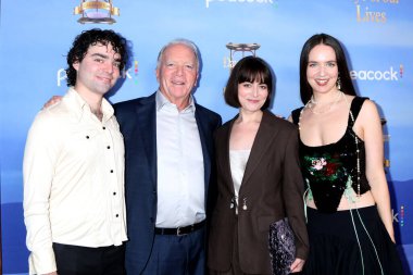 Teddy Corday, Ken Corday, Amanda Corday, Kimberly Corday Hayatımızın Günleri 'nde 60. yıldönümü kutlamalarında 8 Kasım 2025' te Studio City, CA