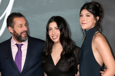 Adam Sandler, Sadie Sandler, Sunny Sandler 11 Kasım 2025 'te Los Angeles' taki Jay Kelly Los Angeles Tiyatrosu 'nda.