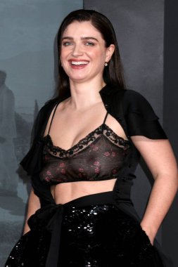 Eve Hewson, 11 Kasım 2025 'te Los Angeles' taki Jay Kelly Los Angeles Tiyatrosu 'nda.