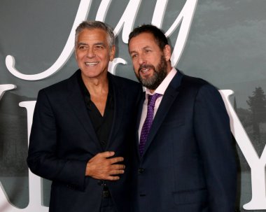 George Clooney, Adam Sandler 11 Kasım 2025 'te Los Angeles' taki Jay Kelly Los Angeles Tiyatrosu 'nda.