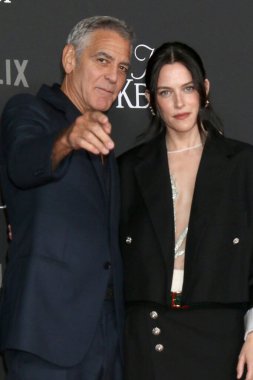 George Clooney, Riley Keough 11 Kasım 2025 'te Los Angeles' taki Jay Kelly Los Angeles Tiyatrosu 'nda.