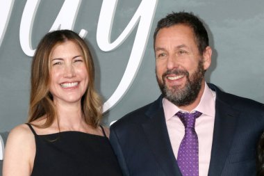 Jackie Sandler, Adam Sandler 11 Kasım 2025 'te Los Angeles' taki Jay Kelly Los Angeles Tiyatrosu 'nda.