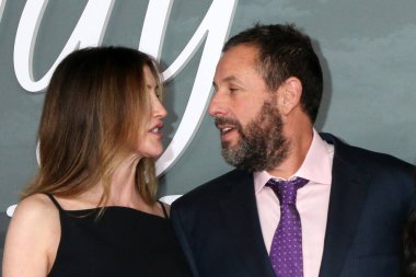 Jackie Sandler, Adam Sandler 11 Kasım 2025 'te Los Angeles' taki Jay Kelly Los Angeles Tiyatrosu 'nda.