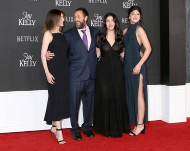 Jackie Sandler, Adam Sandler, Sadie Sandler, Sunny Sandler Jay Kelly Los Angeles Premiere 'de 11 Kasım 2025' te Mısır Tiyatrosu 'nda