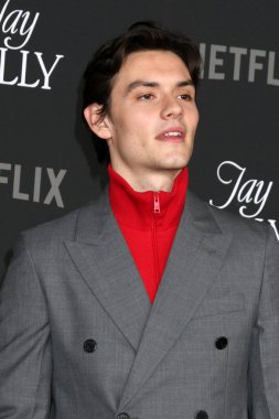 Louis Partridge, 11 Kasım 2025 'te Los Angeles' taki Jay Kelly Los Angeles Tiyatrosu 'nda prömiyer.