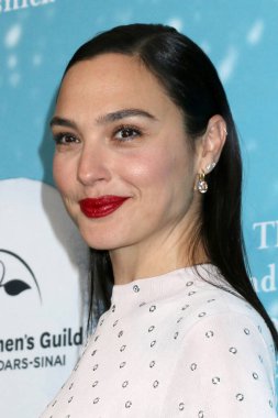 20 Kasım 2025 'te Beverly Wilshire Oteli' ndeki Kadın Derneği Cedars-Sinai Kar Balosu Galası 'nda Gal Gadot.